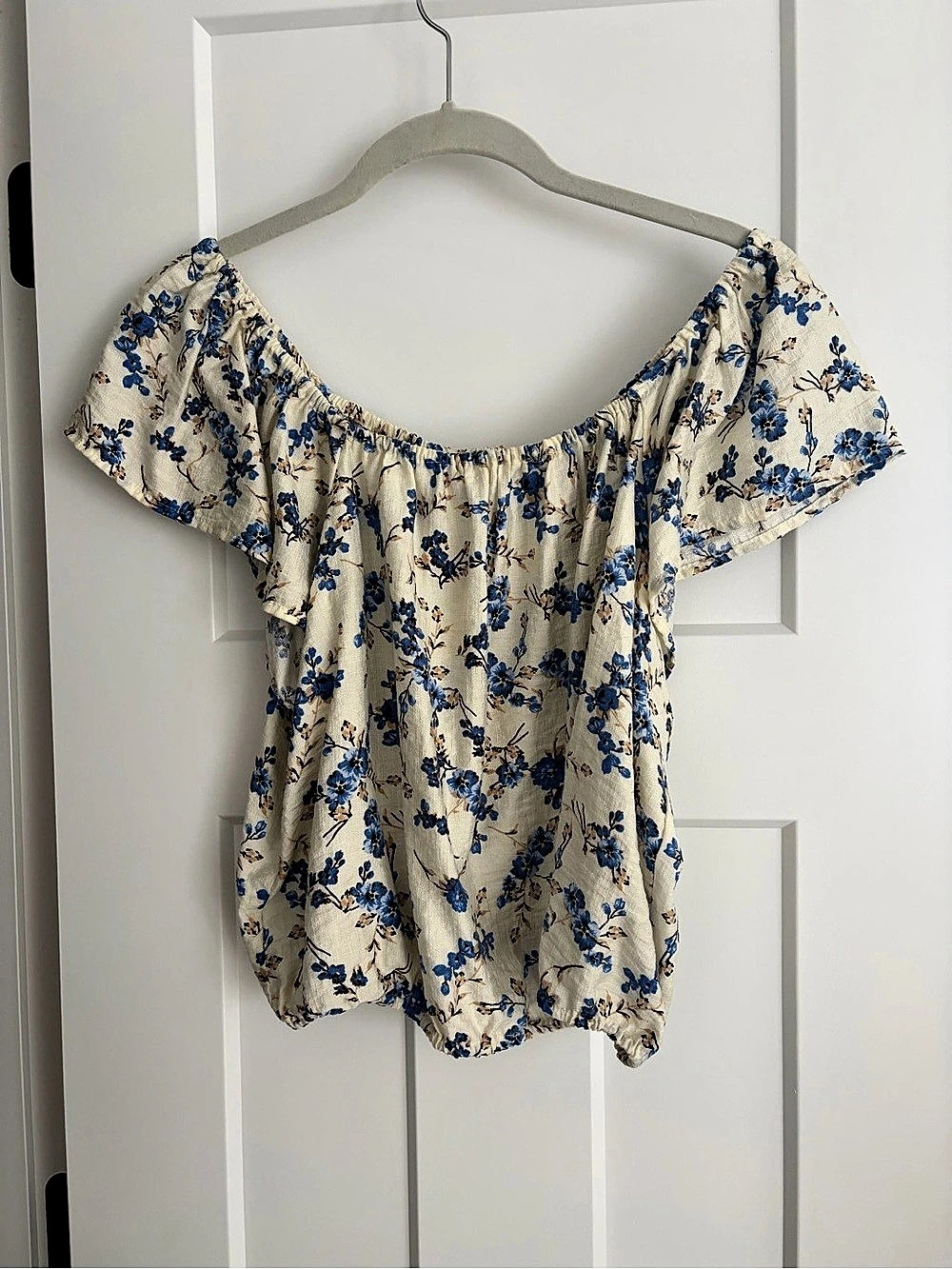 a new day Floral Off-Shoulder Blouse in Cream & Blue Size Medium Like New